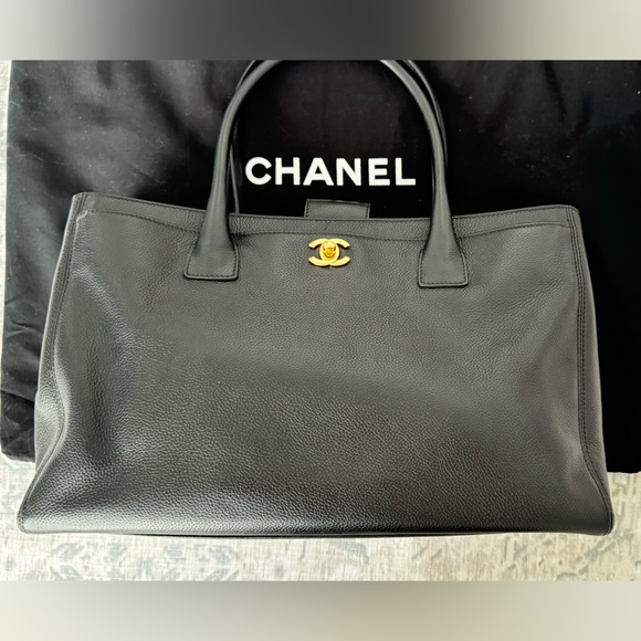 CHANEL Black Leather Medium Executive Cerf Tote - New Pristine Condition - Picture 1 of 14